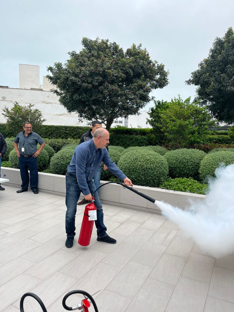 Capacitación en uso de extintores para nuestro personal de Lima