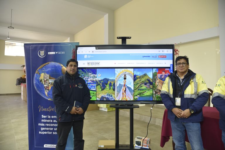 Impulsamos la educación en Hualgayoc con entrega de pizarras interactivas